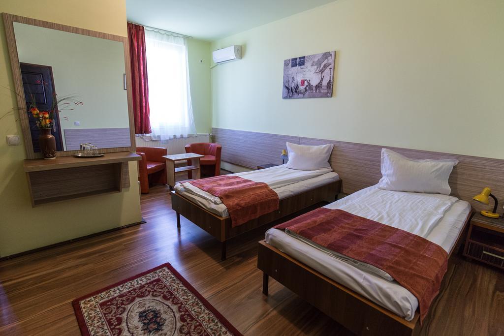 Pension Varadia Орадя Экстерьер фото